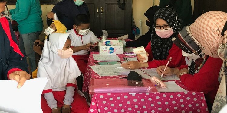 FOTO: DIAN TARESA/MATA KALTENG - Vaksinasi anak usia 6-11 tahun di salah satu sekolah di Sampit.