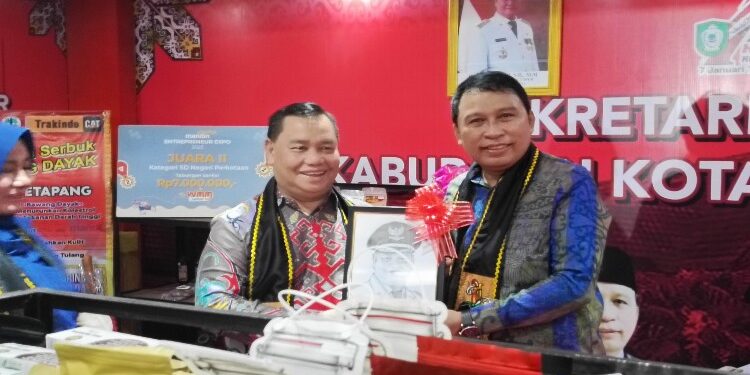 FOTO: DOK DEVIANA/MATAKALTENG - Sekda Kotim Fajrurrahman (baju batik corak biru) bersama Bupati Kotim Halikinnor, beberapa waktu lalu.