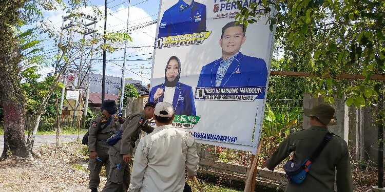 FOTO: DOK DEVIANA/MATAKALTENG - Satpol PP saat menertibkan APK sebelum masa kampanye, beberapa waktu lalu.