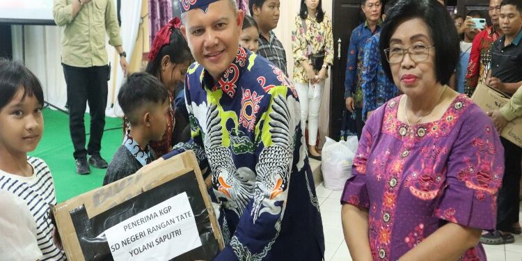 FOTO : DISKOMINFO SANTIK/MATA KALTENG - Bupati Gumas Jaya S Monong dan Wakil Bupati Efrensia LP Umbing menyerahkan bantuan program Gunung Mas Pintar kepada peserta didik, di Kecamatan Mihing Raya, belum lama ini.