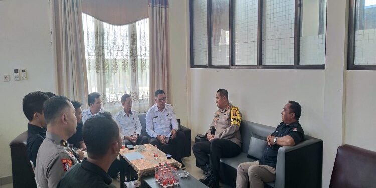 FOTO : HUMAS POLRES GUMAS/MATA KALTENG - Kapolres Gumas AKBP Theodorus Priyo Santosa didampingi Kabag Ops Kompol Budiono, mengunjungi kantor KPU dan bawaslu, yang disambut langsung Ketua KPU Elfrinst Gunandry Tumon, dan Ketua Bawaslu Yepta H Jinal, Jumat, 5 Januari 2024.