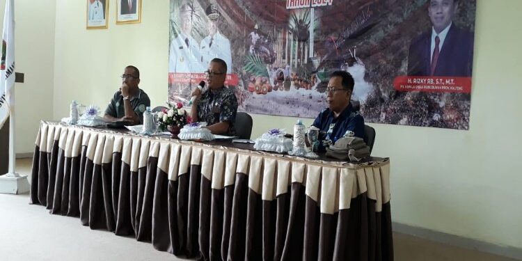 FOTO: MATAKALTENG - Kabid Lohsar pimpin Rapat Penetapan Harga TBS Kelapa Sawit Periode Bulan Desember 2023  FOTO: MATAKALTENG - Kabid Lohsar pimpin Rapat Penetapan Harga TBS Kelapa Sawit Periode Bulan Desember 2023.