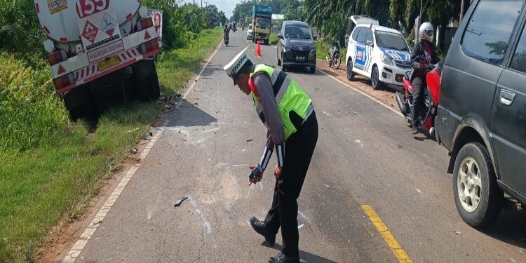 FOTO: IST/MATA KALTENG- Pihak kepolisian Satlantas Polres Kotim sedang melakukan olah TKP di tempat insiden kecelakaan maut yang menyebabkan sopir Avanza meninggal dunia di KM 14 Kota Besi pada beberapa waktu lalu.