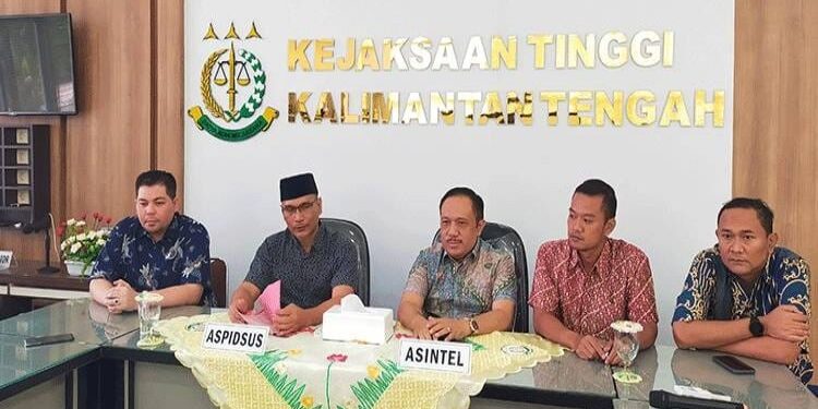 FOTO: MATAKALTENG - Aspidsus Kejati Kalteng Douglas Pamino Nainggolan (dua dari kiri) menyampaikan keterangannya di gedung Kejati Kalteng, Jumat, 5 Januari 2024.