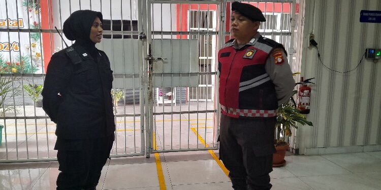 FOTO: MATAKALTENG - Petugas Lapas perempuan kelas IIA Palangka Raya saat menerima kunjungan dan patroli sambang dari Polresta Palangka Raya.