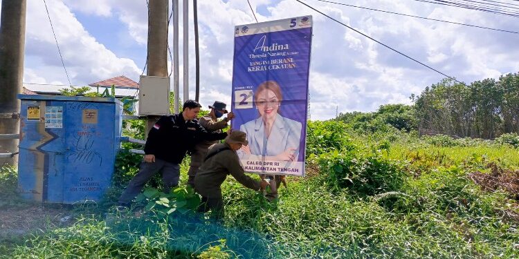 FOTO: IST/MATAKALTENG - Petugas Bawaslu Kotim, pada saat melakukan penertiban APK.