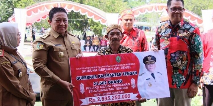 FOTO: IST/MATAKALTENG - Penyerahan secara simbolis Asuransi Kusuka BERKAH saat PEDA Kalteng di Kabupaten Sukamara, belum lama ini.