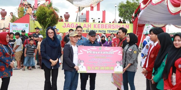 FOTO: IST/MATAKALTENG - Gubernur Kalteng H. Sugianto Sabran saat menyerahkan Bansos Fungsi Pendidikan
di dampingi Bupati Kotim, H Halikinnor.
