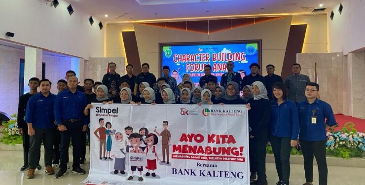 FOTO : AKH/MAKA - Pj Bupati Sukamara dan Sekda Sukamara saat bersama anak-anak FAD.