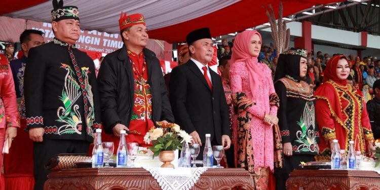 FOTO: IST/MATAKALTENG - Gubernur Kalteng, H. Sugianto Sabran saat menghadiri Peringatan Hari Jadi ke-71 Kabupaten Kotawaringin Timur, Minggu 7 Januari 2024 di Stadion 29 November Sampit.