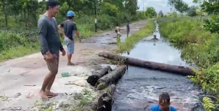 FOTO : DIAN/MATA KALTENG - Gotong royong atasi banjir di RT 35, Kelurahan Baamang Barat, Kecamatan Baamang, Kotim, 7 Januari 2024.