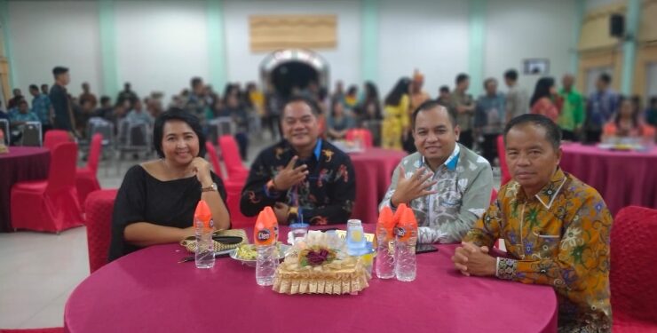 FOTO : POLIE L MIHING/MATA KALTENG - Anggota DPRD Kabupaten Gumas Polie L Mihing (ujung kanan) bersama koleganya ketika menghadiri suatu kegiatan, belum lama ini.