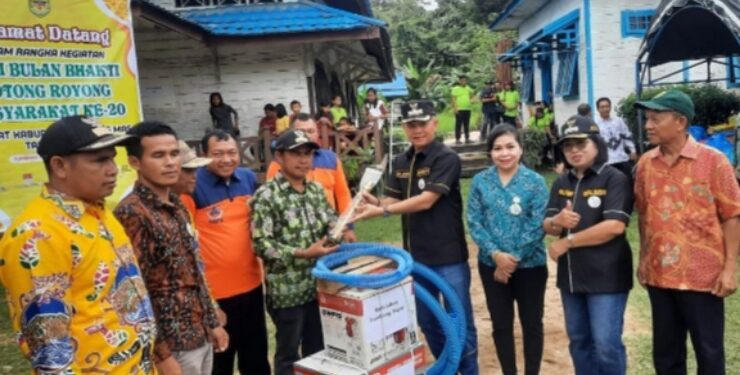 FOTO : DISKOMINFO SANTIK/MATA KALTENG - Bupati Gumas Jaya S Monong bersama Wakil Bupati Efrensia LP Umbing menyerahkan bantuan mesin pompa kepada perwakilan desa dan kelurahan, di Kecamatan Miri Manasa, belum lama ini.