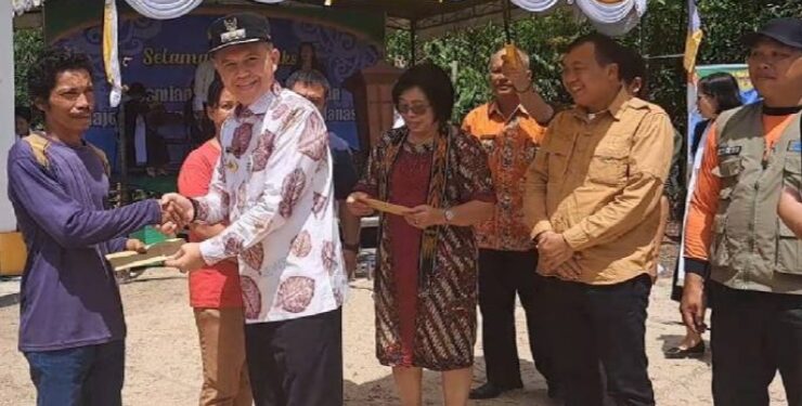 FOTO : BPBD GUMAS/MATA KALTENG - Bupati Gumas Jaya S Monong bersama Wakil Bupati Efensia ketika menyerahkan bantuan kepada korban kebakaran di Desa Dahian Tambuk, Kecamatan Mihing Raya, belum lama ini.