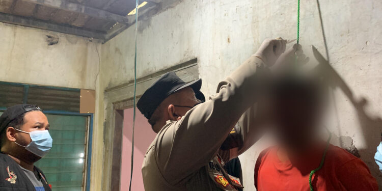 FOTO: RZL/MATAKALTENG - Jasad korban pada saat dievakuasi.