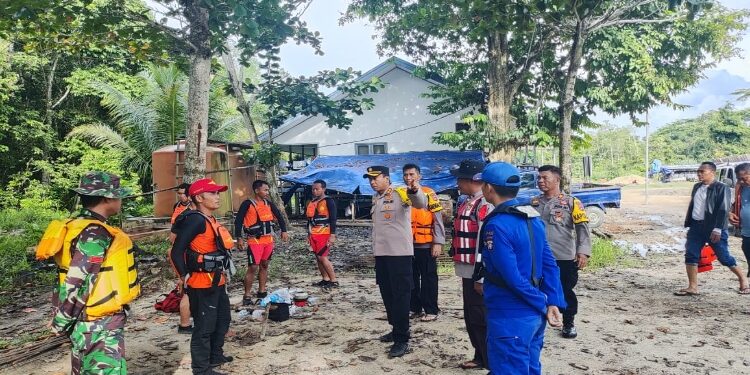 FOTO: IST/MATAKALTENG - Kapolres Barsel AKBP Asep Bangbang Saputra saat memimpin pencarian dua korban yang dinyatakan hilang dan tenggelam di DAS Barito.