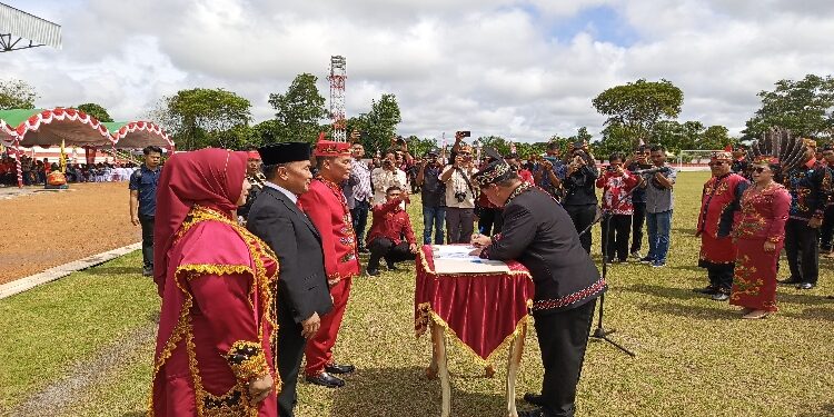FOTO : DEVIANA/MATAKALTENG - Bupati Kotim Halikinnor saat menandatangani SK pelantikan, Minggu 7 Januari 2024.