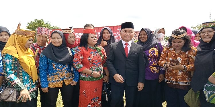 FOTO: DEVIANA/MATAKALTENG - Gubernur Kalteng Sugianto Sabran bersama masyarakat Kotim, Minggu 7 Januari 2024.