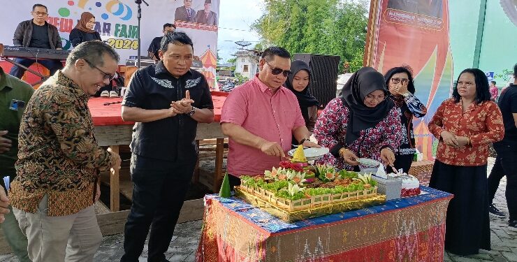 FOTO : DEVIANA/MATAKALTENG - Bupati Kotim Halikinnor didampingi wakilnya Irawati dan Sekda serta pejabat lainnya saat memotong tumpeng di halaman Mal Pelayanan Publik, Minggu 7 Januari 2023.
