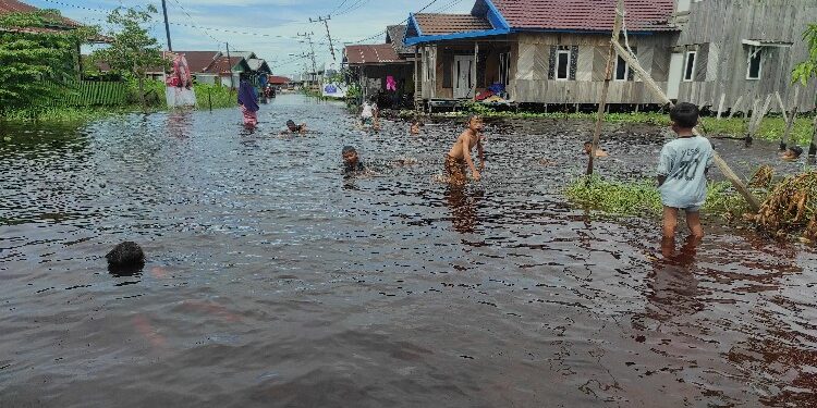 FOTO: MATAKALTENG - Pemukiman warga mulai terendam banjir.