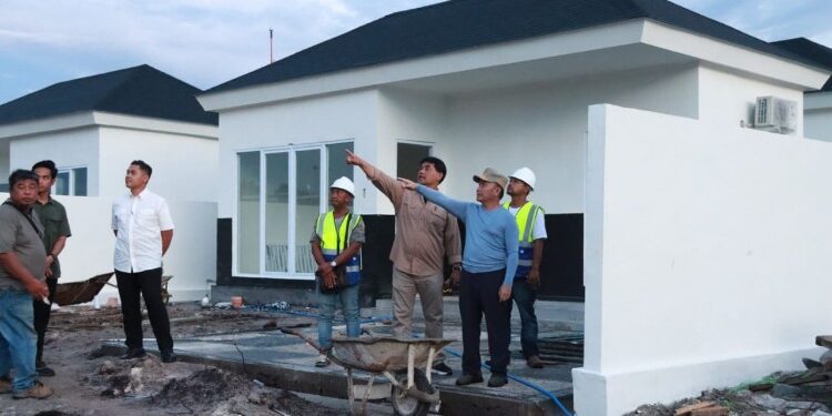 FOTO: MATAKALTENG - Gubernur Kalteng, H Sugianto Sabran meninjau pembangunan RSUD Pemprov di Hanau.