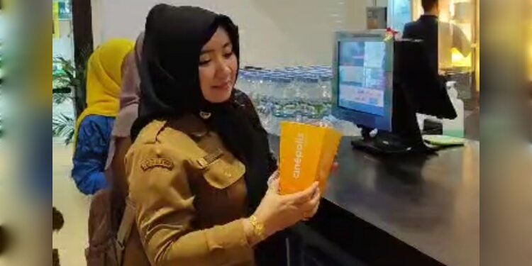 FOTO: DISDIK/MATA KALTENG - Suasana kedatangan kepala satuan pendidikan di cinepolis Sampit, 8 Januari 2024.