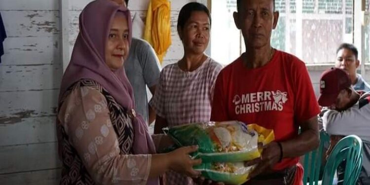 FOTO: MATAKALTENG - Pemkab Barsel saat mendistribusikan Beras ke Desa Mahajandau yang menjadi salah satu Desa sasaran Penanganan rawan Pangan.