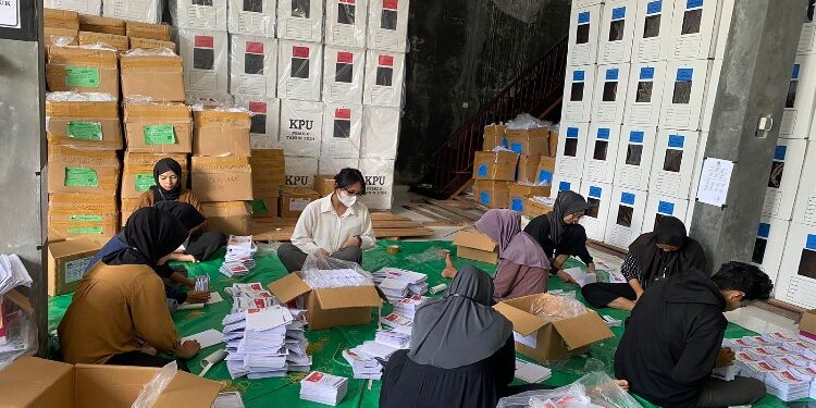 FOTO: AKH/MATAKALTENG - Warga yang menjadi petugas sortir lipat surat suara pemilu 2024 di Gudang KPU Sukamara.