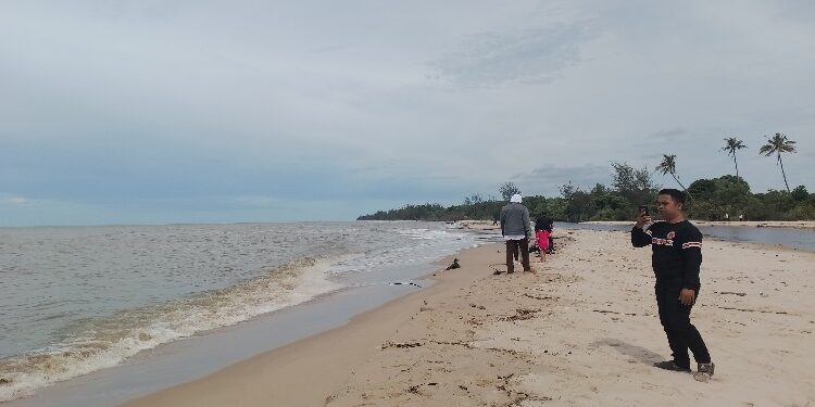 FOTO: AKH/MATAKALTENG - Lokasi Wisata Pantai di Kabupaten Sukamara yang menjadi favorit wisatawan.