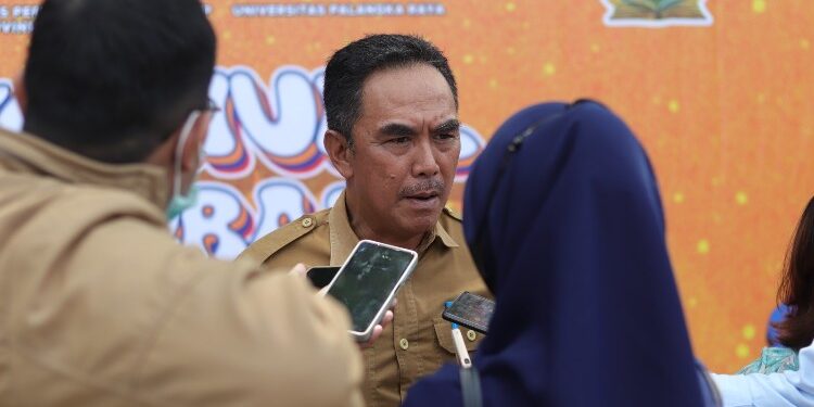 FOTO: MATAKALTENG - Plh Kadispursip Kalteng saat memberikan penjelasan kepada para awak media.