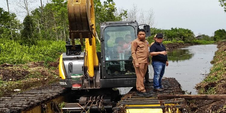 FOTO: DEVIANA/MATAKALTENG - Bupati Kotim Halikinnor bersama Sekda Fajrurrahman saat meninjau pengerukan di Sei Baamang, Senin 8 Januari 2024.
