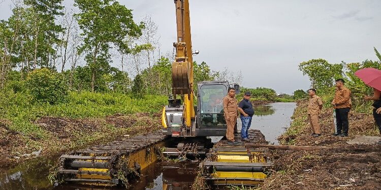 FOTO : DEVIANA/MATAKALTENG - Bupati Kotim Halikinnor dan Sekda Kotim Fajrurrahman saat meninjau pengerukan Sei Baamang, Senin 8 Januari 2024.