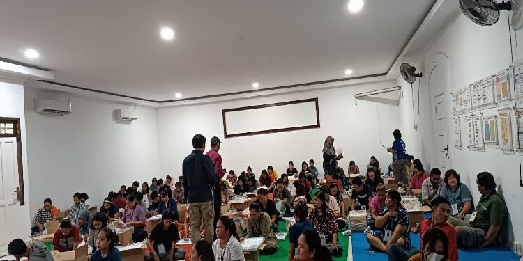 FOTO : MATAKALTENG - Ratusan orang tengah melakukan penyortiran dan pelipatan surat suara pemilu tahun 2024, di aula kantor KPU setempat, Senin, 8 Januari 2024.