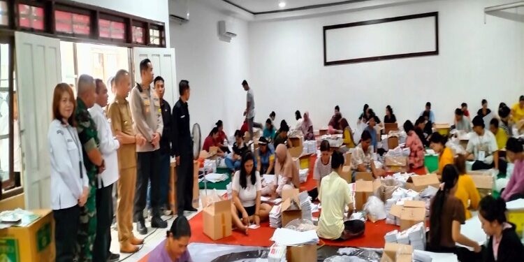 FOTO : DISKOMINFO SANTIK/MATA KALTENG - Bupati Gumas Jaya S Monong bersama Kapolres AKBP Theodorus Priyo Santosa, Ketua KPU Elfrinst Gunandry Tumon, anggota bawaslu Sukjani, ketika memantau proses penyortiran dan pelipatan surat suara pemilu 2024, di aula kantor KPU setempat, Senin, 8 Januari 2024.