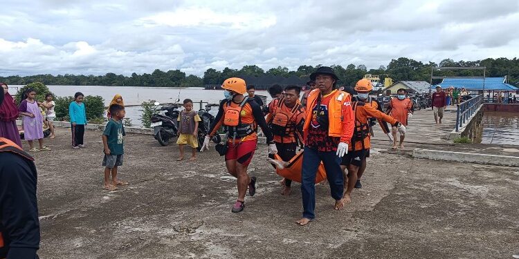 FOTO: MATAKALTENG - Tim SAR gabungan saat mengevakuasi korban dari sungai DAS barito dan melarikannya ke Puskesmas setempat.