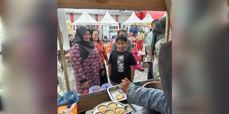 FOTO: IST/MATAKALTENG - Wakil Bupati Kotim Irawati saat mengunjungi stand UMKM di bazar New Year 2024, belum lama ini.