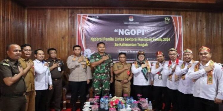 FOTO: MATAKALTENG - Usai menggelar acara, Pemkab barsel bersama KPU, Banwaslu, kapolres dan Dandim Buntok,berfoto bersama.