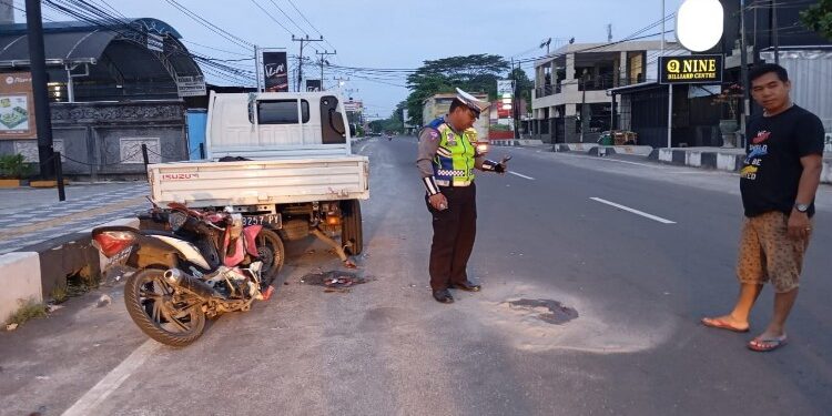FOTO: IST/MATA KALTENG - Anggota Satlantas Polres Kotim sedang melakukan olah TKP peristiwa kecelakaan yang merenggut nyawa pemuda 29 tahun di Jalan MT Haryono subuh tadi.