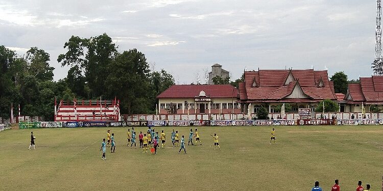 FOTO: AGUS/MATA KALTENG - Pertandingan Bhayangkara FC (kuning dan Bintang Putra JR FC (Biru muda). Senin, 8 Januari 2024.
