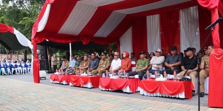 FOTO: MATAKALTENG - Pertemuan dengan mahasiswa sekaligus penyaluran Bantuan Sosial (Bansos) dan Lauching Bansos Fungsi Pendidikan Kalteng BERKAH di Kabupaten Kotawaringin Barat.