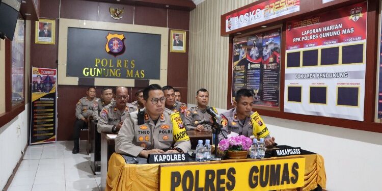 FOTO : HUMAS POLRES GUMAS/MATA KALTENG - Kapolres Gumas AKBP Theodorus Priyo Santosa dan Wakapolres Kompol Tri Wibowo serta pejabat utama polres ketika mengikuti kegiatan anev Polda Kalteng secara daring, Senin, 8 Januari 2024.
