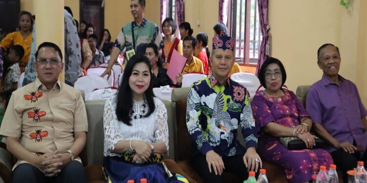 FOTO : DISKOMINFO SANTIK/MATA KALTENG - Bupati Gumas Jaya S Monong didampingi Wakil Bupati Efrensia LP Umbing, Sekda Richard, dan Ketua TP-PKK Mimie Mariatie Jaya S Monong, menghadiri suatu kegiatan di Desa Tumbang Lampahung, Kecamatan Kurun, belum lama ini.