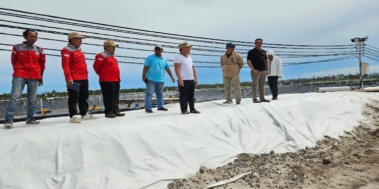 FOTO: MATAKALTENG - Gubernur Kalteng H. Sugianto Sabran mengecek Progres Kemajuan Pembangunan Tambak Udang/Shrimp Estate Kalteng Berkah di Kabupaten Sukamara.