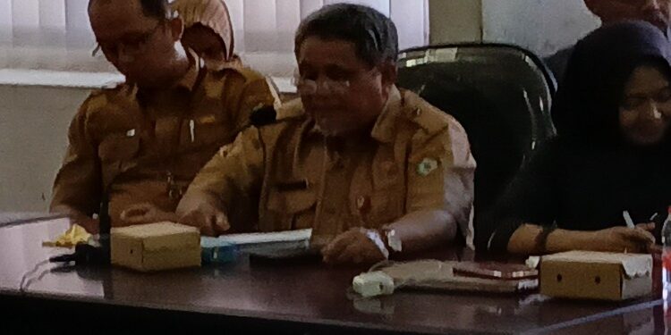 FOTO : Kepala DLH Machmoer saat mengikuti rapat, Selasa 9 Januari 2024.