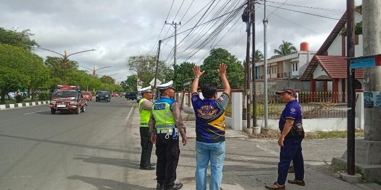 FOTO: MATAKALTENG - Jajaran Satlantas Polresta bersama Dishub Palangka Raya, pada saat melakukan survei pemasangan convex mirror.