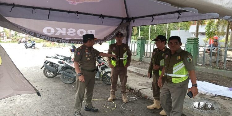 FOTO: RZL/MATAKALTENG - Proses pendirian Posko Satpol-PP Palangka Raya di dekat Lapangan Sanaman Mantikei.