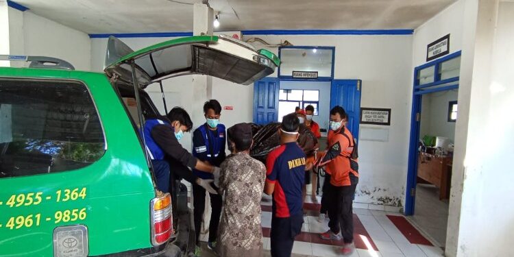 FOTO: MATAKALTENG - Jenazah Ardi korban tenggelam saat dilarikan ke RS Jaraga Sasameh Buntok.