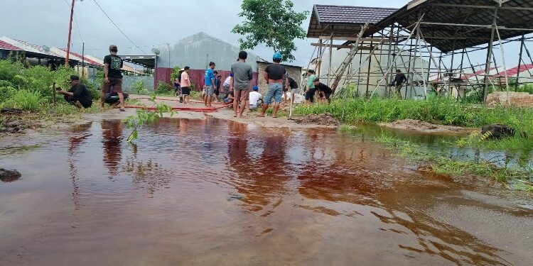 FOTO: DIAN/MATA KALTENG - Jalan rusak akibat direndam banjir di kawasan Kelurahan Baamang Barat, Kecamatan Baamang, Kotim.