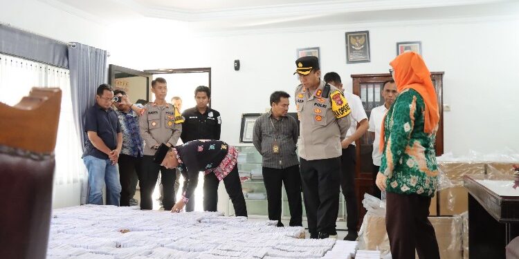 FOTO: MATAKALTENG - Kapolres Barsel AKBP Asep Bangbang Saputra didampingi para petinggi di lingkungan Polres barsel saat berada di kantor KPU Barsel.