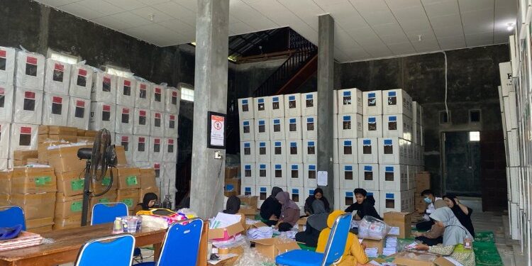 Foto : AKH/MATAKALTENG - Kegiatan sortir lipat surat suara di gudang logistik KPU Sukamara.